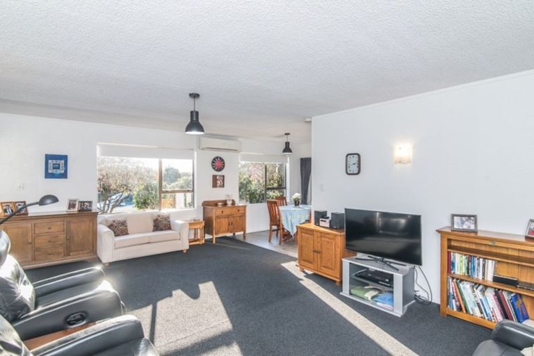 Photo of property in 34a Rewarewa Crescent, Waikanae, 5036