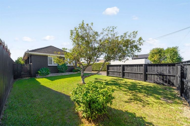 Photo of property in 17 Karamu Street, Te Atatu Peninsula, Auckland, 0610