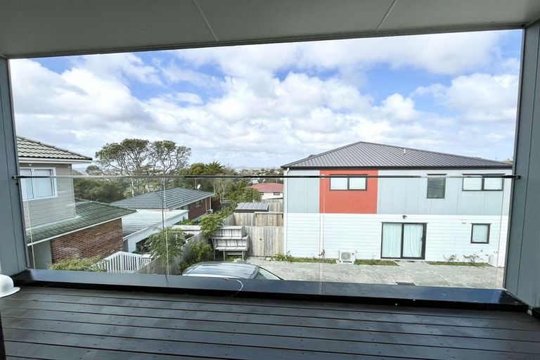 Photo of property in 1/98 Lincoln Park Avenue, Massey, Auckland, 0614