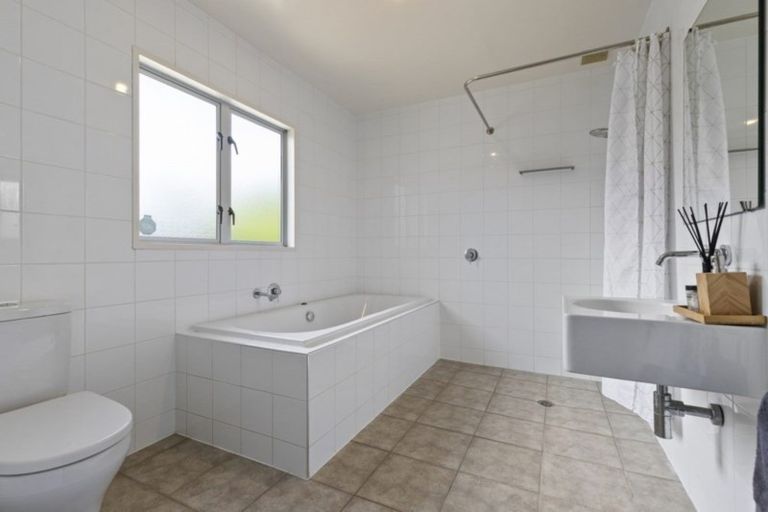 Photo of property in 92 Saint James Drive, Huntington, Hamilton, 3210