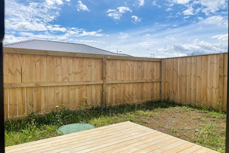Photo of property in 8 Ihi Place, Karaka, 2578