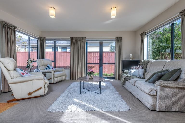 Photo of property in 7a Lyndfield Lane, Newlands, Wellington, 6037