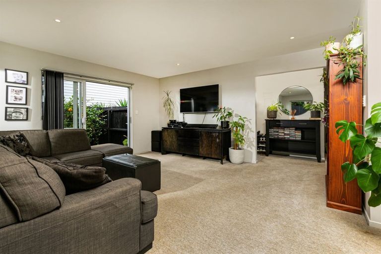 Photo of property in 48 Makora Road, Massey, Auckland, 0614