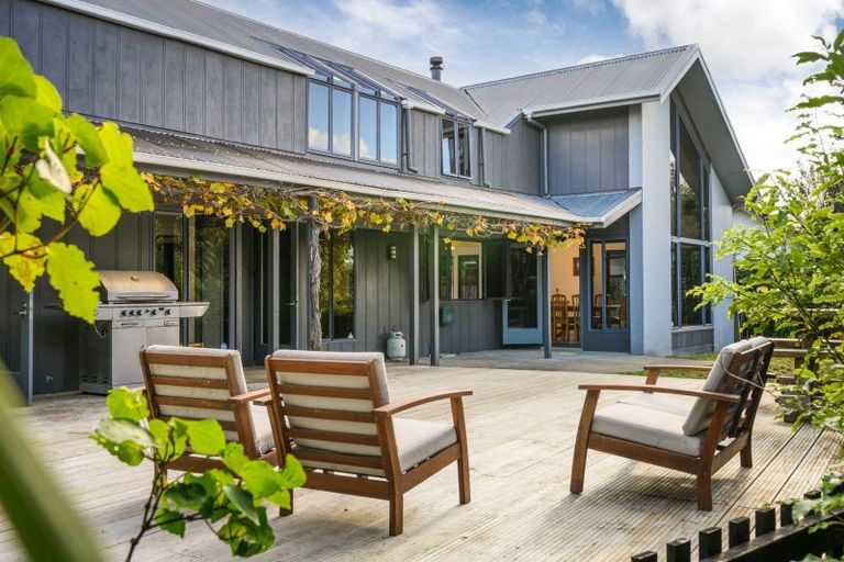 Photo of property in 151 Summerhill Drive, Fitzherbert, Palmerston North, 4410