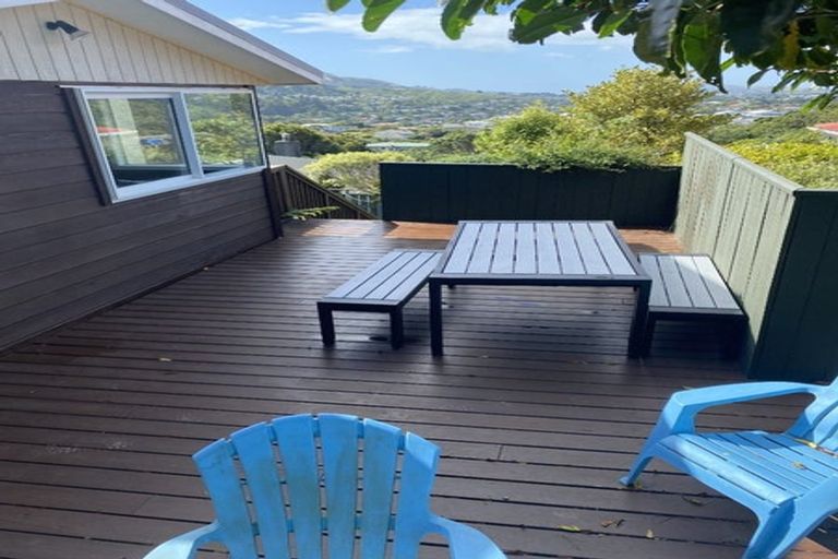 Photo of property in 2 Mayfair Place, Tawa, Wellington, 5028