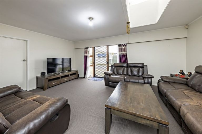 Photo of property in 2/76 Kenderdine Road, Papatoetoe, Auckland, 2025