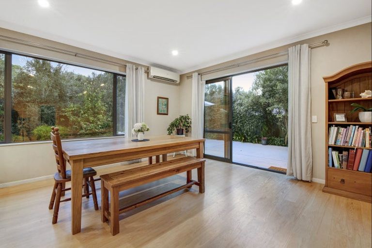 Photo of property in 22 Bur Oak Terrace, Schnapper Rock, Auckland, 0632