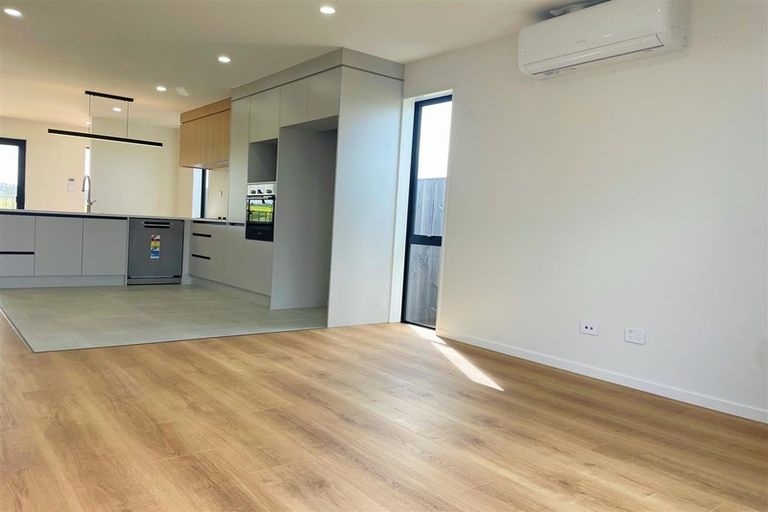 Photo of property in 8 Harikoa Way, Karaka, 2113