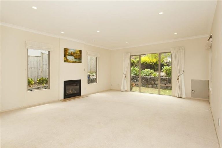 Photo of property in 8 Scarboro Terrace, Murrays Bay, Auckland, 0630