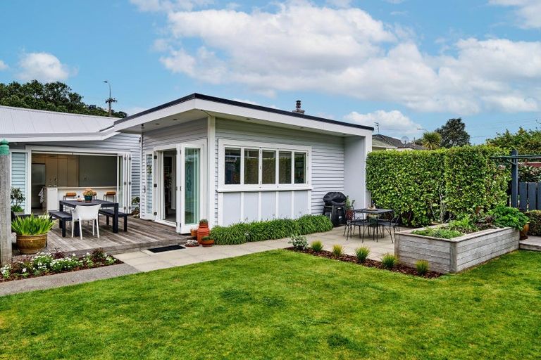 Photo of property in 292 The Parade, Island Bay, Wellington, 6023