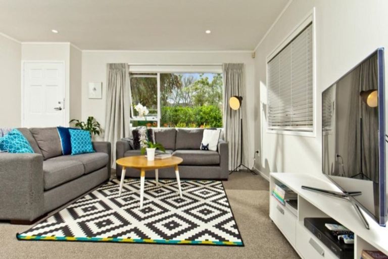 Photo of property in 19 Sunward Rise, Glenfield, Auckland, 0629