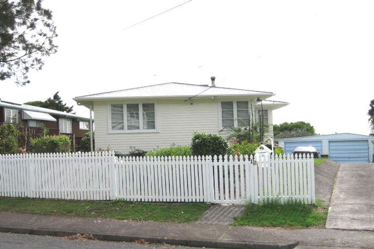 Photo of property in 12 Paton Avenue, Te Atatu South, Auckland, 0610