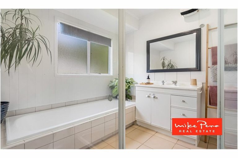 Photo of property in 2/33 Konini Road, Titirangi, Auckland, 0604