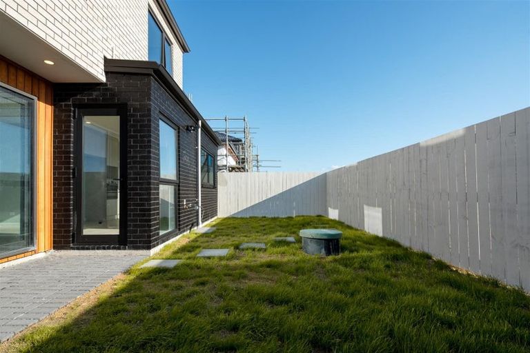 Photo of property in 8 Taipahitini Road, Rosehill, 2113