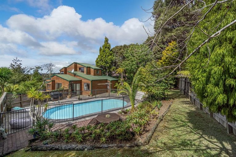 Photo of property in 21 Longfellow Parade, Glen Eden, Auckland, 0604