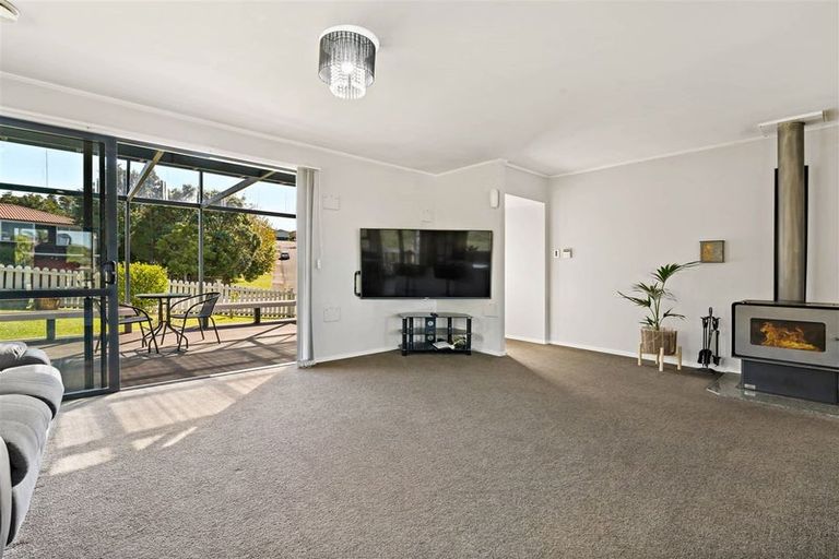 Photo of property in 3 Rehia Road, Massey, Auckland, 0614
