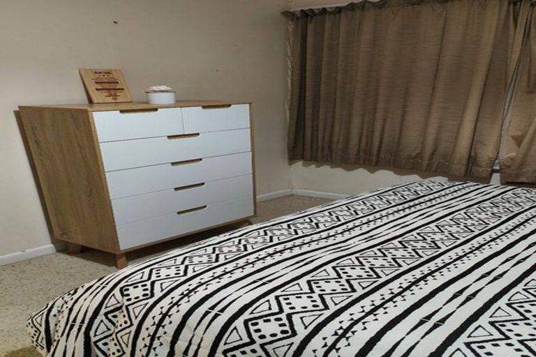 Photo of property in 10 Bishop Street, Green Bay, Auckland, 0604