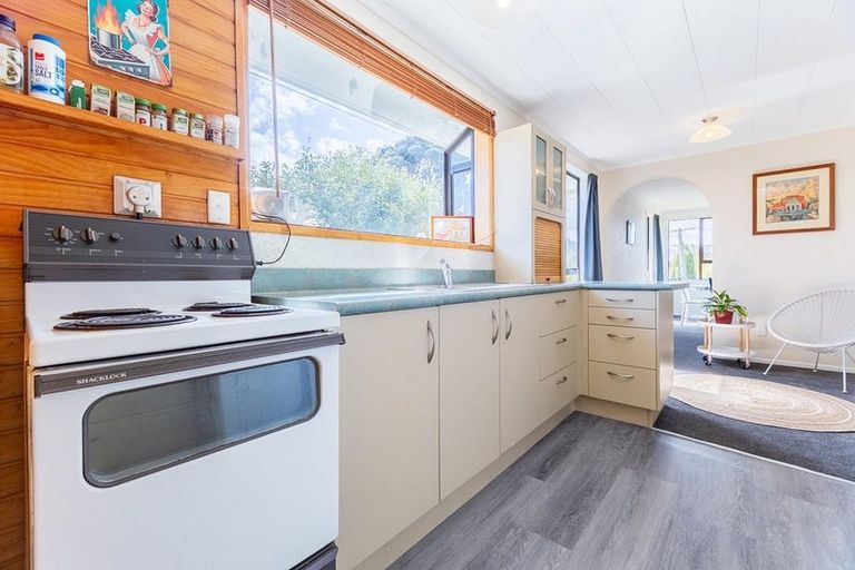 Photo of property in 11 Atua Street, Waikanae Beach, Waikanae, 5036