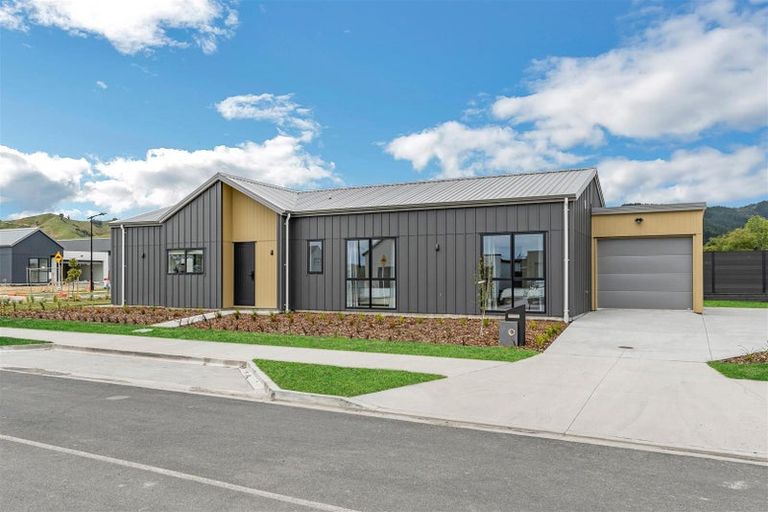 Photo of property in 64 Mataikokako Loop, Kawakawa Bay, 2585