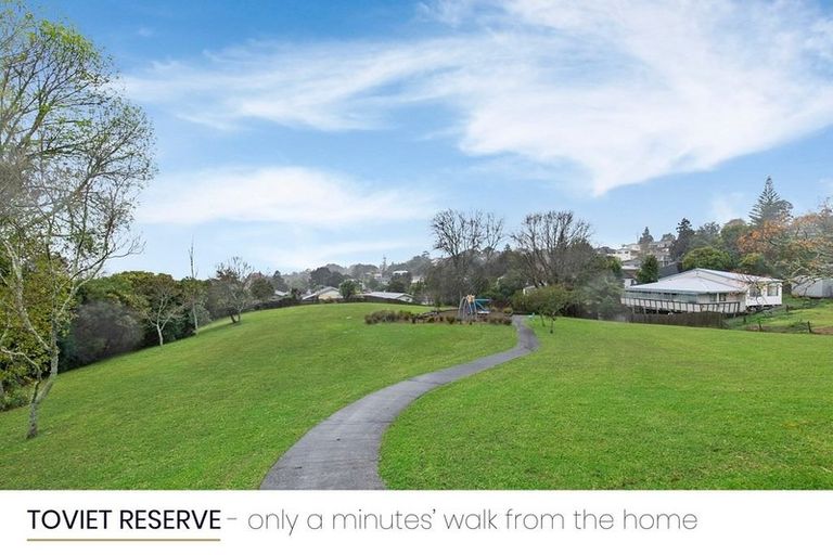 Photo of property in 2/53 Ayton Drive, Totara Vale, Auckland, 0629