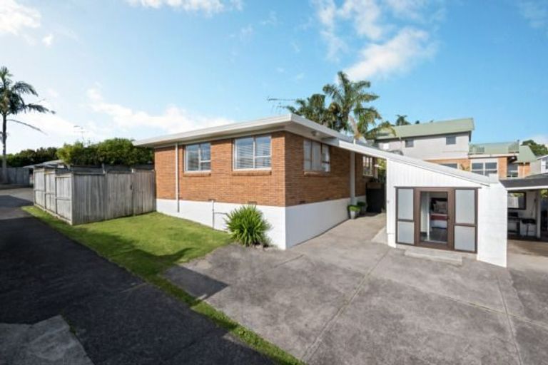 Photo of property in 2/28 Prince Regent Drive, Half Moon Bay, Auckland, 2012