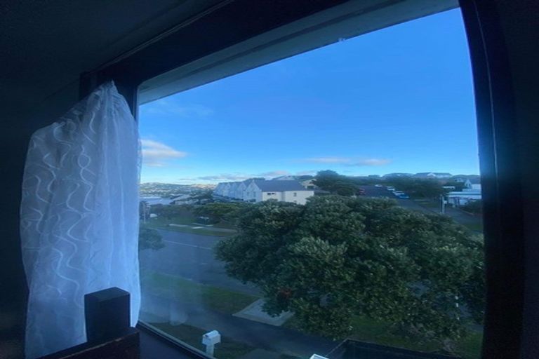 Photo of property in 140 Akaroa Drive, Maupuia, Wellington, 6022