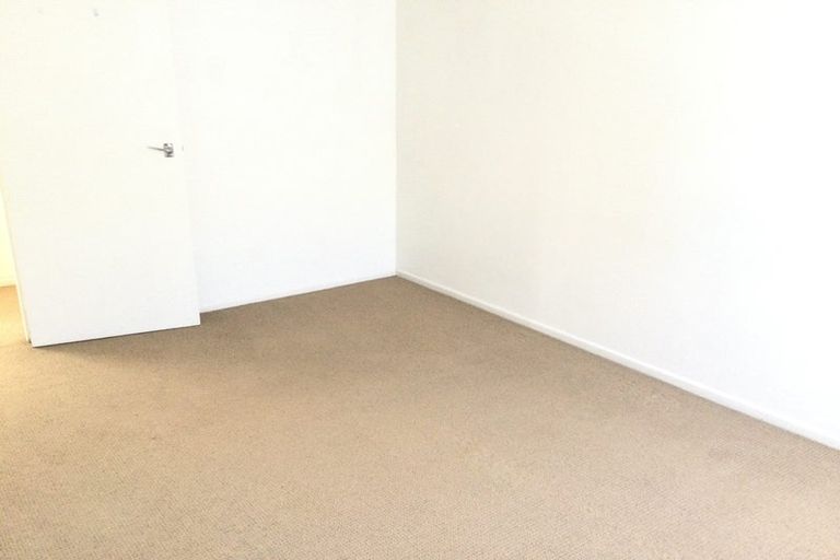 Photo of property in 5 Paton Avenue, Te Atatu South, Auckland, 0610