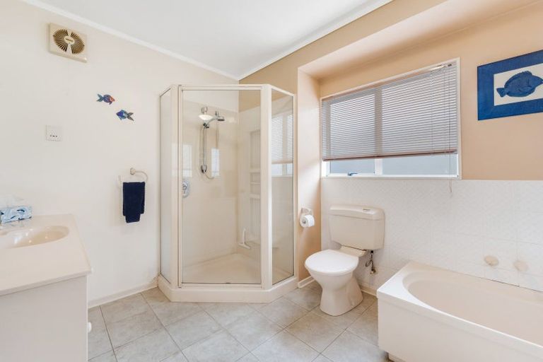 Photo of property in 18 Gibson Place, Mellons Bay, Auckland, 2014