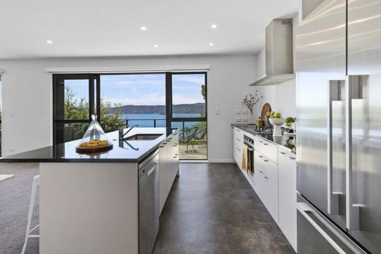 Photo of property in 67 Pretoria Road, Karaka Bays, Wellington, 6022