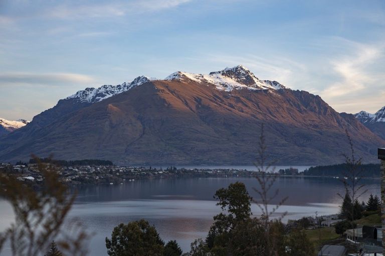 Photo of property in 1 Highlands Close, Queenstown, 9300