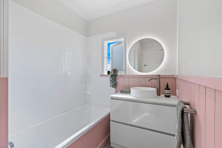 Photo of property in 37 Waimumu Road, Massey, Auckland, 0614