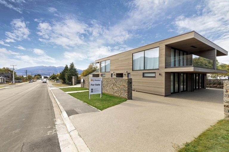 Photo of property in 46b Dungarvon Street, Wanaka, 9305