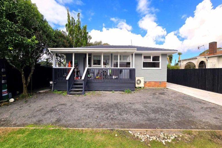 Photo of property in 1 Coburg Street, Henderson, Auckland, 0612