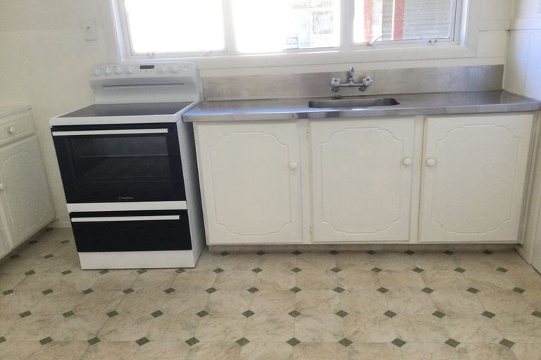 Photo of property in 5 Paton Avenue, Te Atatu South, Auckland, 0610