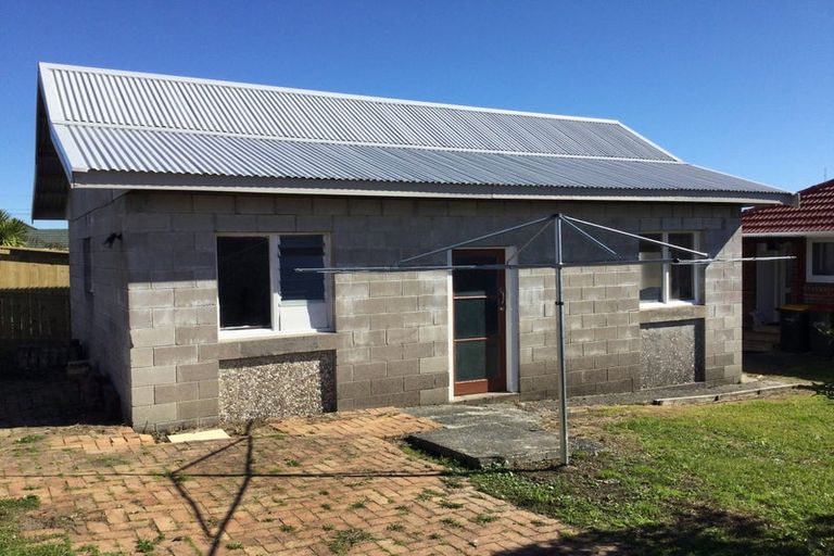 Photo of property in 5 Paton Avenue, Te Atatu South, Auckland, 0610