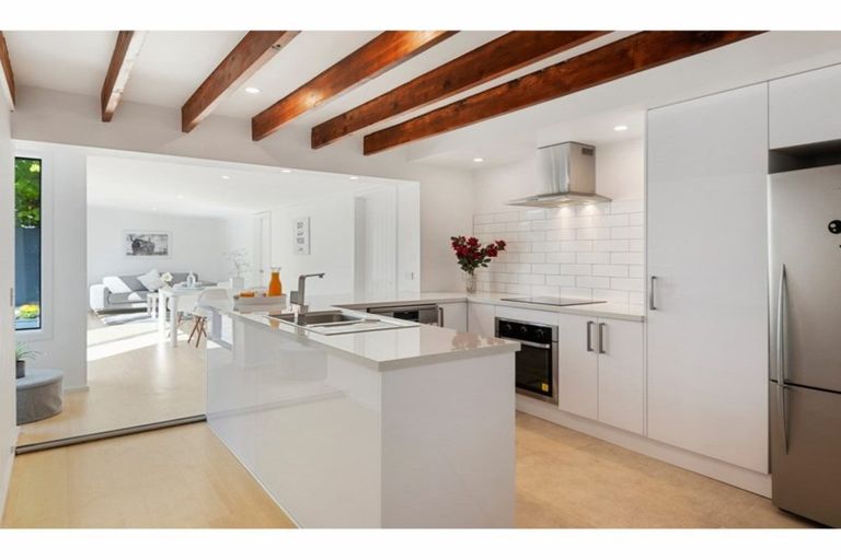 Photo of property in 23 Derrett Place, Saint Martins, Christchurch, 8022