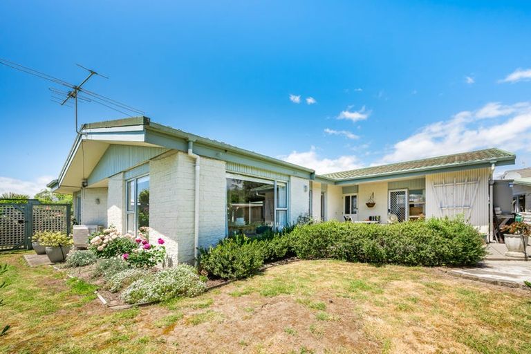 Photo of property in 20 Freyberg Crescent, Waikanae Beach, Waikanae, 5036