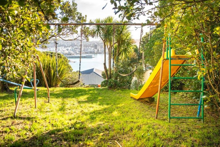 Photo of property in 37 The Crescent, Roseneath, Wellington, 6011