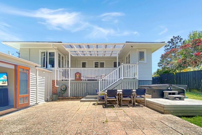Photo of property in 122 Atkinson Road, Titirangi, Auckland, 0604