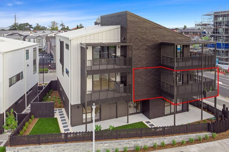 Photo of property in 2/2 Te Rito Road, Hobsonville, Auckland, 0616