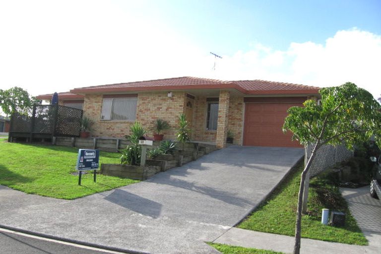 Photo of property in 28 Ginders Drive, Massey, Auckland, 0614