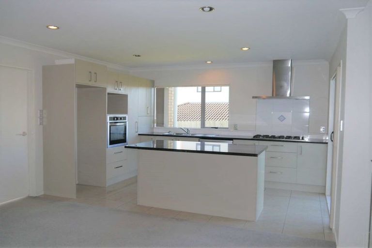 Photo of property in 4 Liscooly Place, Flat Bush, Auckland, 2019