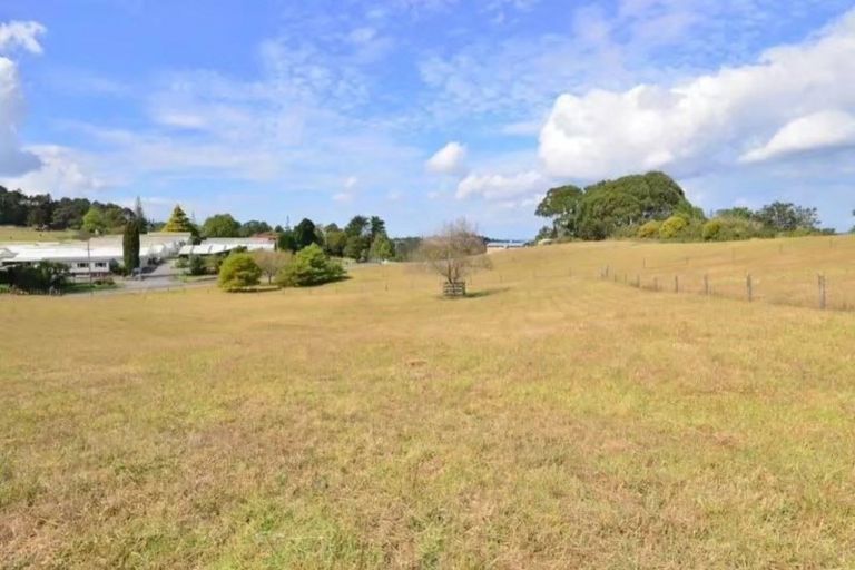 Photo of property in 120 Chamberlain Road, Massey, Auckland, 0614