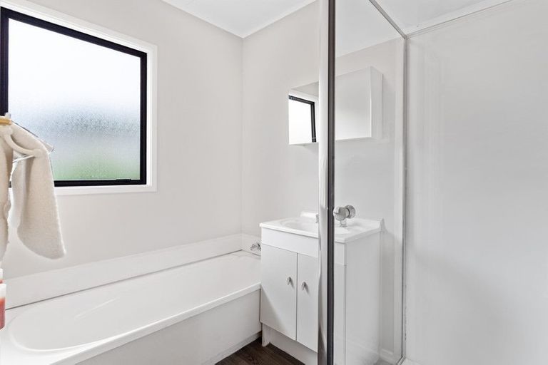 Photo of property in 28 Moire Road, Massey, Auckland, 0614