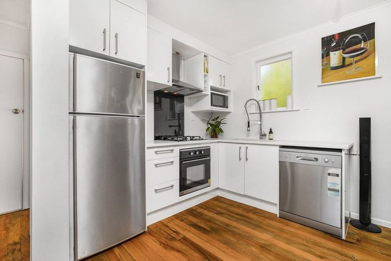 Photo of property in 90 Kelman Road, Kelston, Auckland, 0602