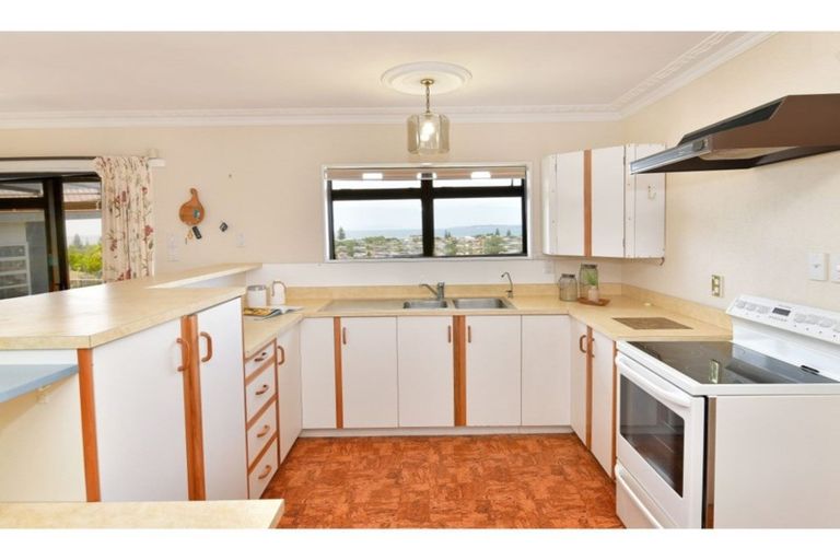 Photo of property in 1 Orewa Heights Crescent, Orewa, 0931