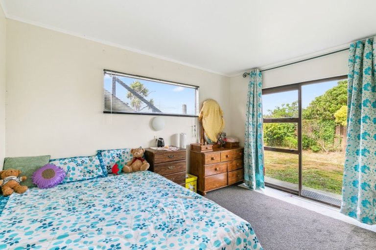 Photo of property in 40a Somes Crescent, Newlands, Wellington, 6037
