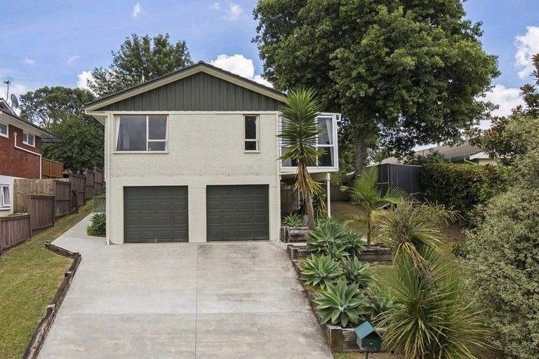 Photo of property in 7 Maroubra Place, Botany Downs, Auckland, 2010