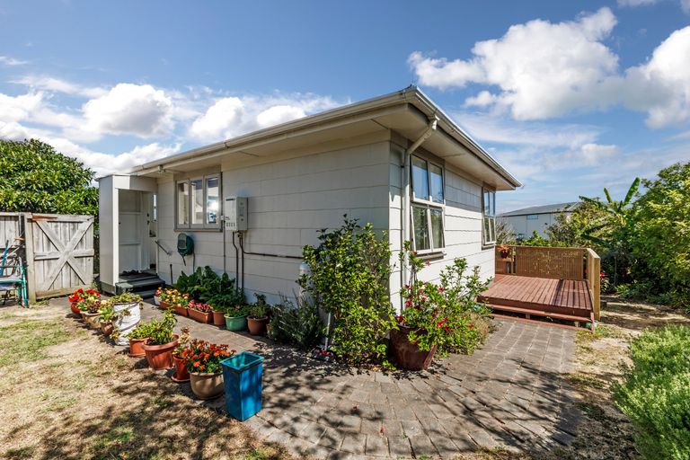 Photo of property in 1/412 East Coast Road, Sunnynook, Auckland, 0630