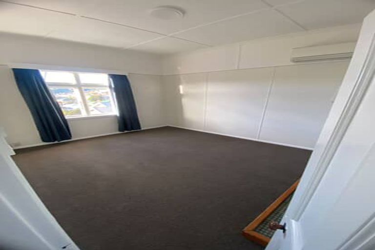 Photo of property in 16 Glendavar Street, Berhampore, Wellington, 6023